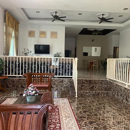 Leissa Homestay Ayer Hitam Buitenkant foto