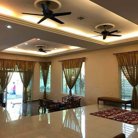 Leissa Homestay Ayer Hitam Buitenkant foto