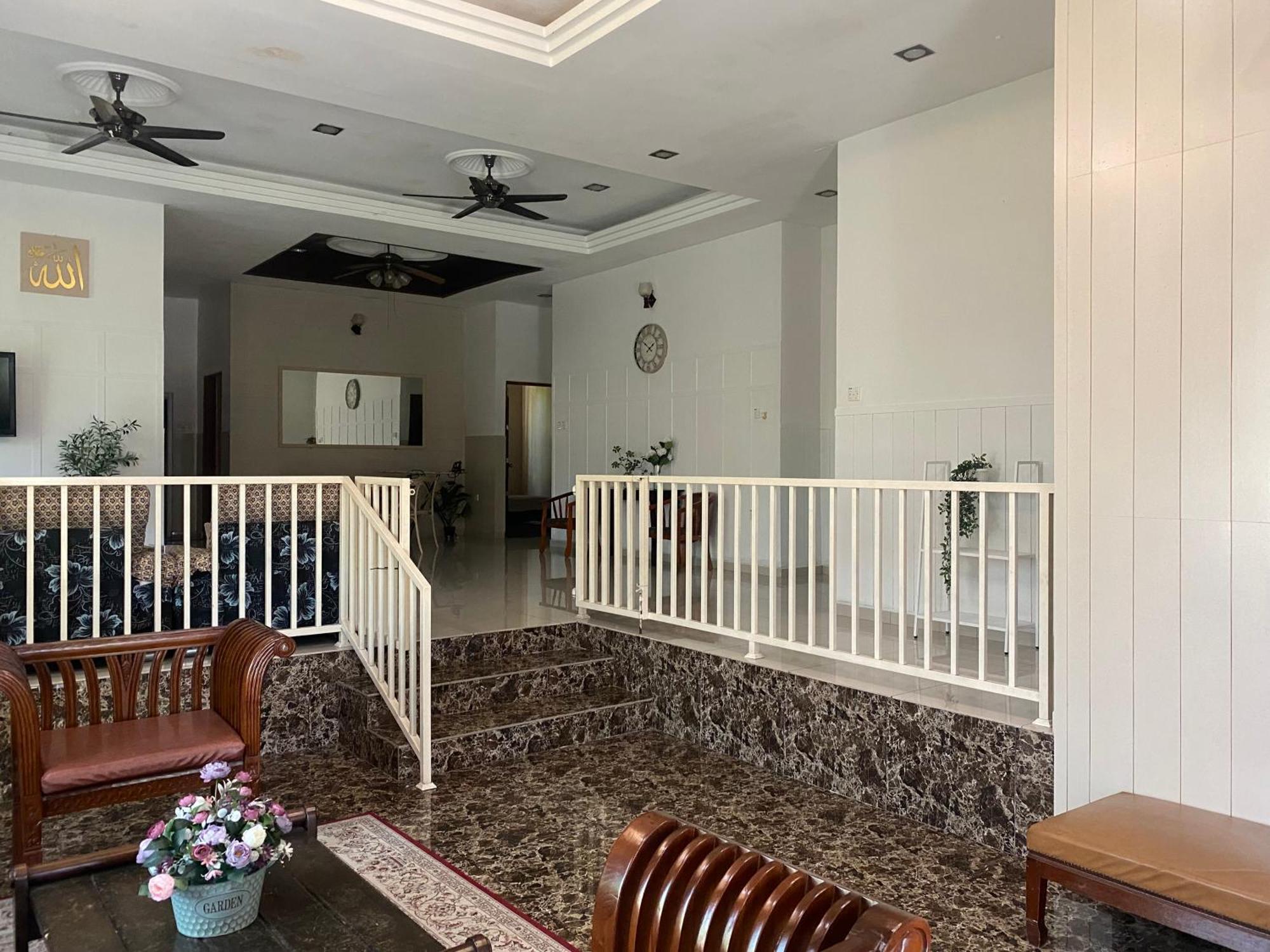Leissa Homestay Ayer Hitam Buitenkant foto