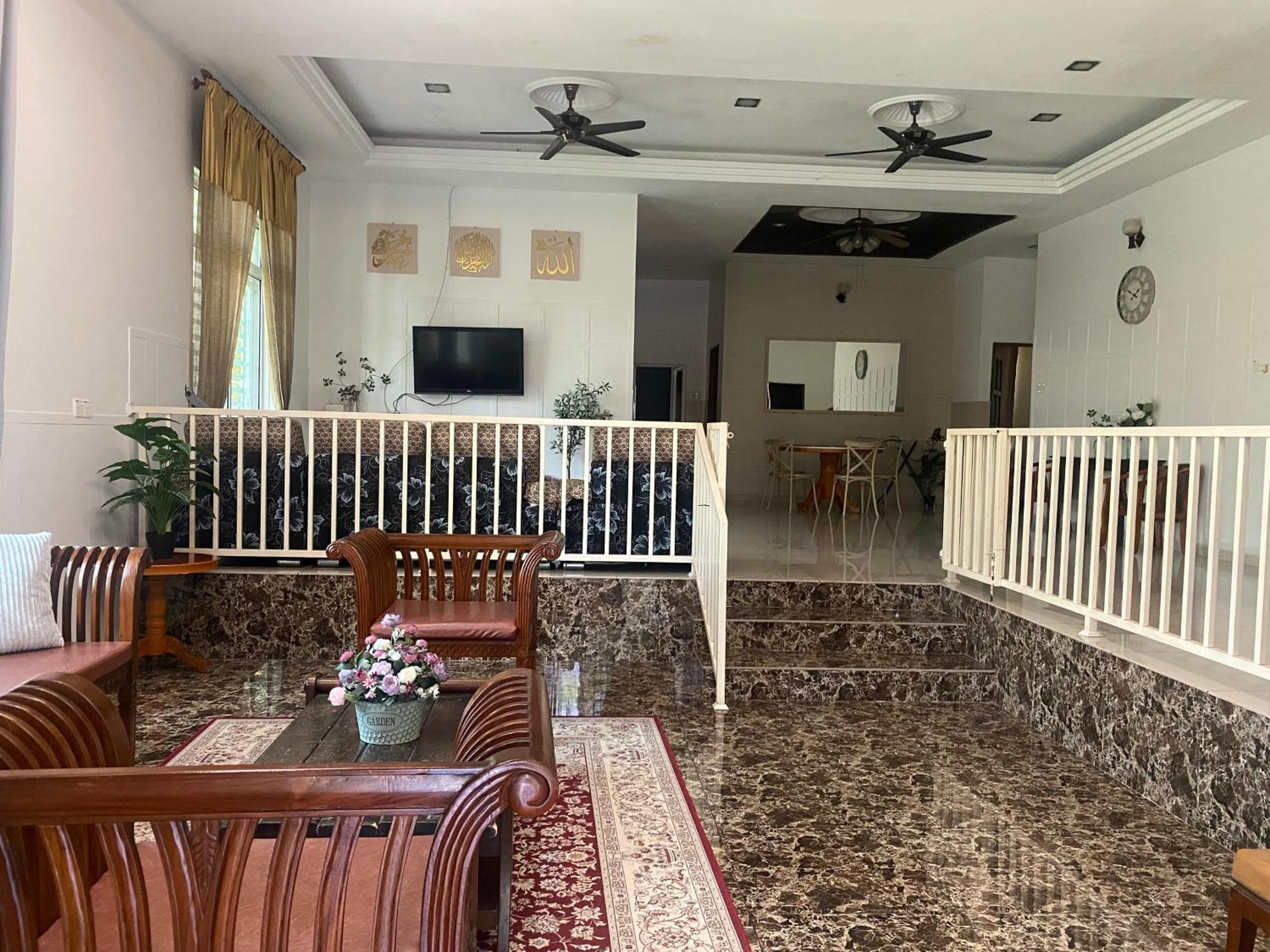 Leissa Homestay Ayer Hitam Buitenkant foto