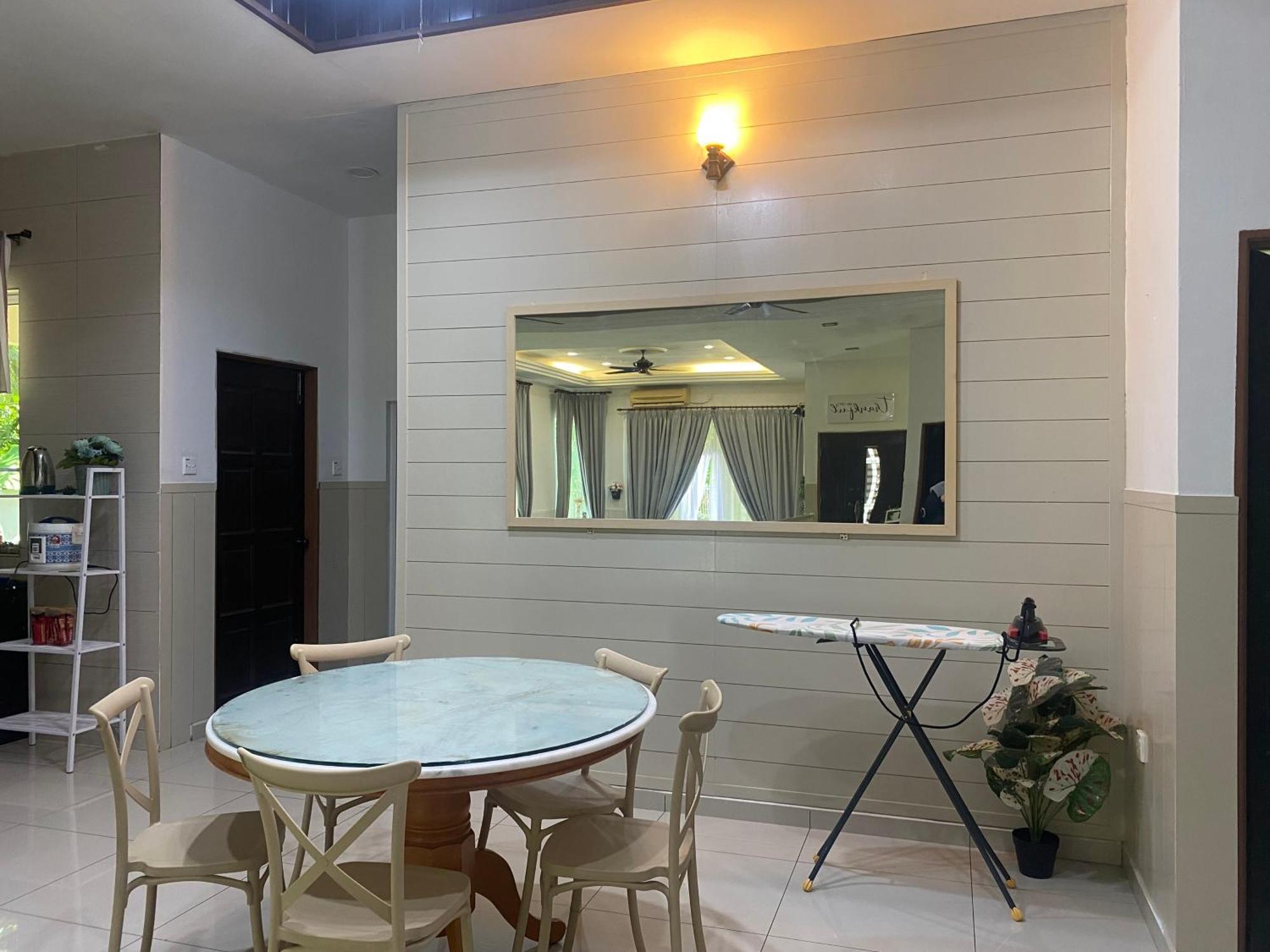 Leissa Homestay Ayer Hitam Buitenkant foto