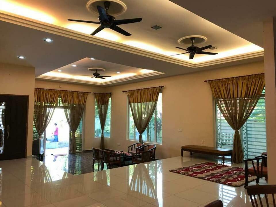 Leissa Homestay Ayer Hitam Buitenkant foto
